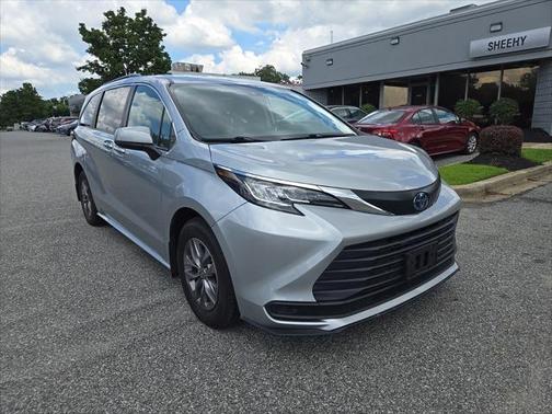 2023 Toyota Sienna LE
