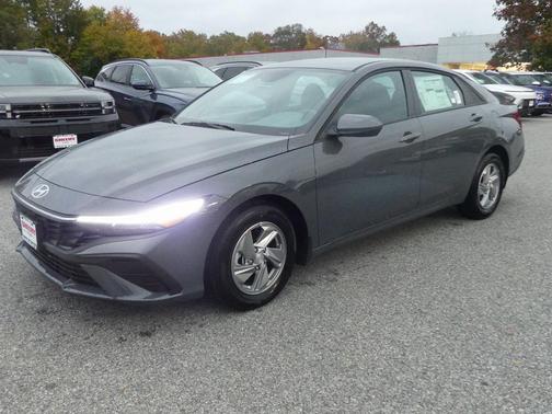 2025 Hyundai ELANTRA SE