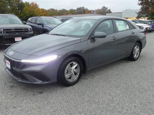 2025 Hyundai ELANTRA SE