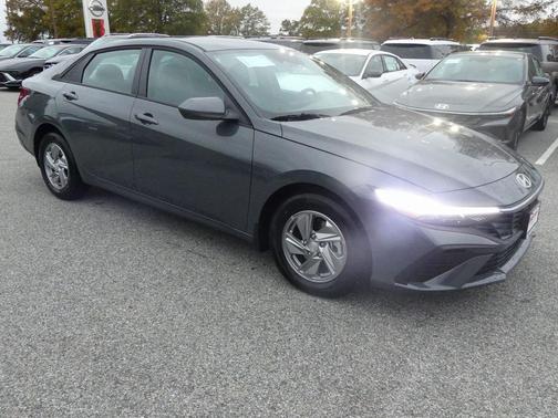 2025 Hyundai ELANTRA SE