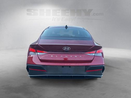 2025 Hyundai ELANTRA SE