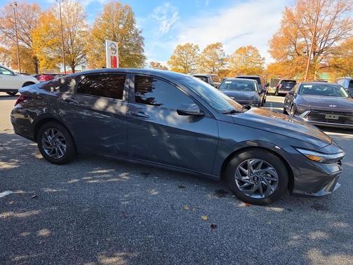 2024 Hyundai ELANTRA SEL