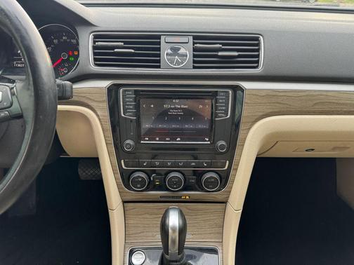 2017 Volkswagen Passat 1.8T SE