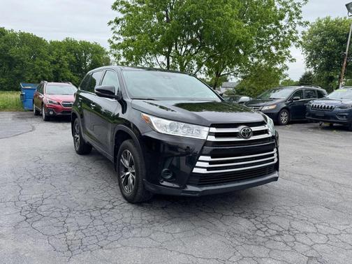 Midnight Black Metallic 2017 Toyota Highlander LE