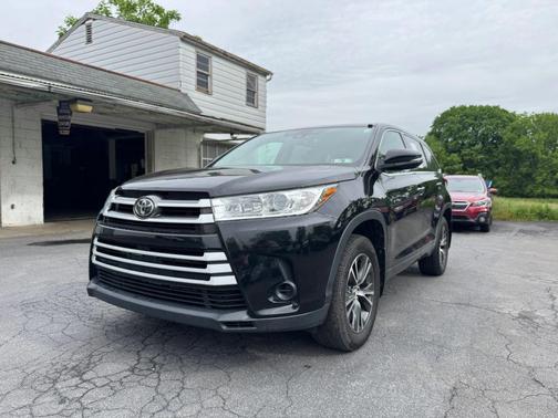 Midnight Black Metallic 2017 Toyota Highlander LE