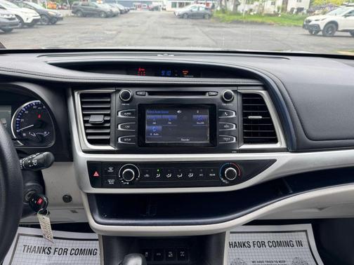 Midnight Black Metallic 2017 Toyota Highlander LE
