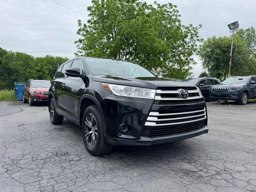Midnight Black Metallic 2017 Toyota Highlander LE