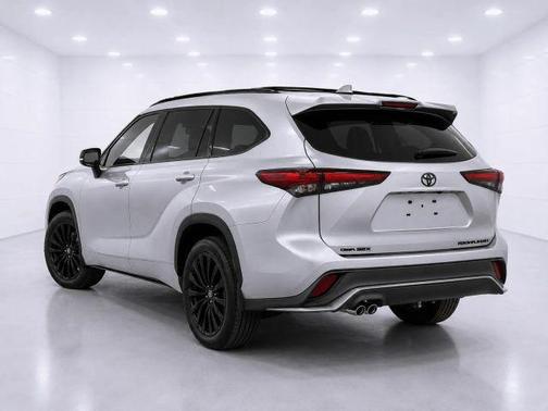 Silver 2023 Toyota Highlander XSE