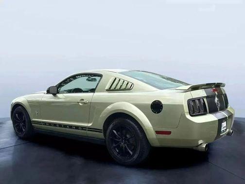 Green 2005 Ford Mustang Premium