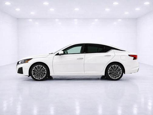 White 2023 Nissan Altima 2.5 SL