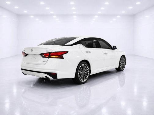 White 2023 Nissan Altima 2.5 SL