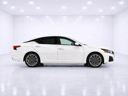 White 2023 Nissan Altima 2.5 SL