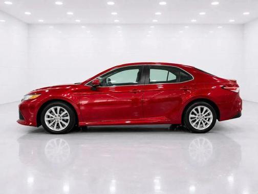 Red 2015 Toyota Camry SE