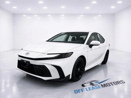 White 2025 Toyota Camry SE