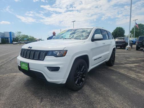 Bright White Clearcoat 2018 Jeep Grand Cherokee Laredo E