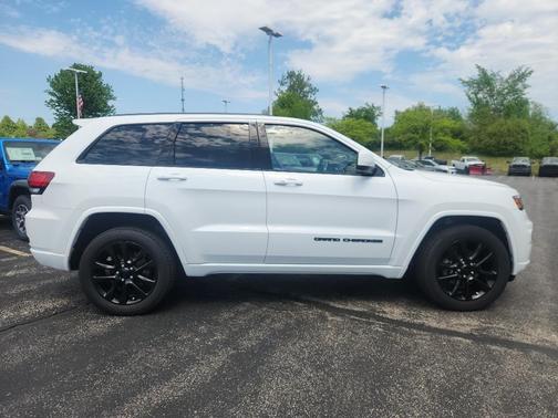 Bright White Clearcoat 2018 Jeep Grand Cherokee Laredo E