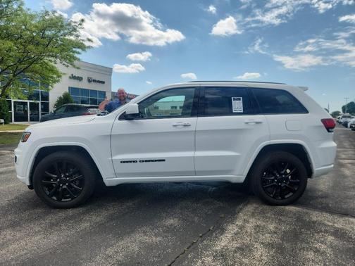 Bright White Clearcoat 2018 Jeep Grand Cherokee Laredo E