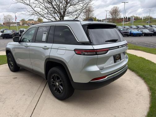 Silver Zynith 2024 Jeep Grand Cherokee Laredo