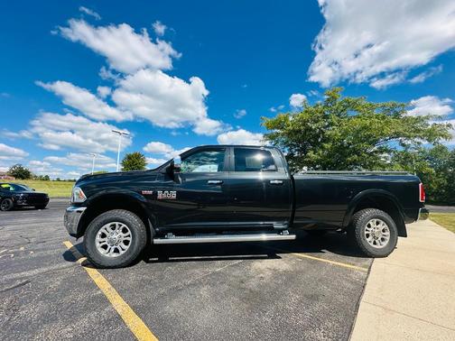 2017 RAM 3500 Laramie Crew Cab 4x4 8' Box