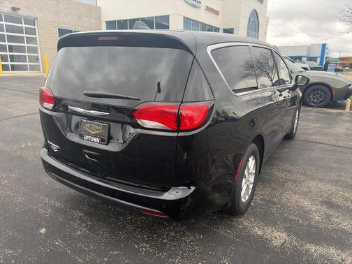 Diamond Black Crystal Pearlcoat 2026 Chrysler Voyager LX
