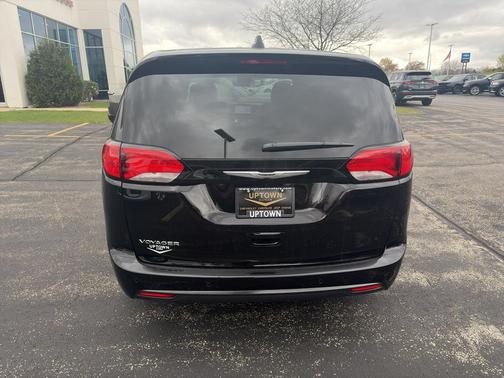 Diamond Black Crystal Pearlcoat 2026 Chrysler Voyager LX