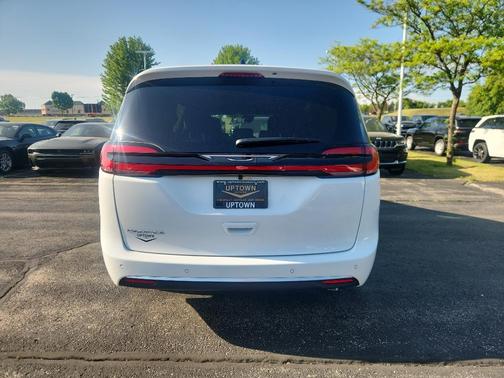 Bright White Clearcoat 2027 Chrysler Pacifica L