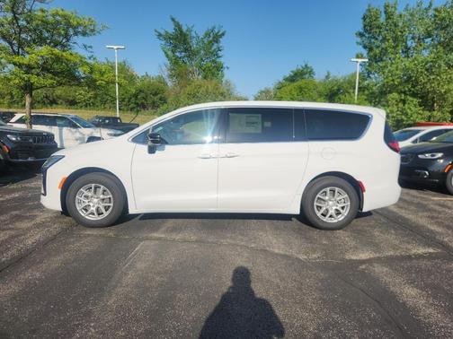 Bright White Clearcoat 2027 Chrysler Pacifica L