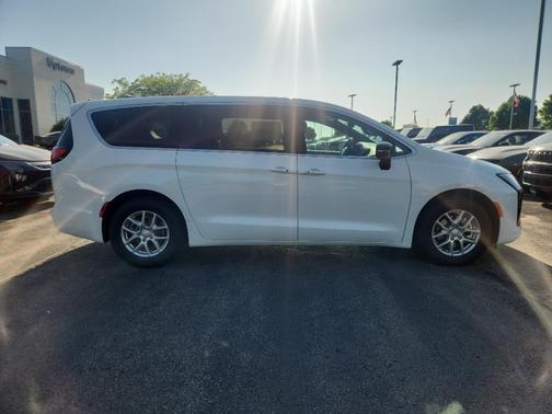 Bright White Clearcoat 2027 Chrysler Pacifica L