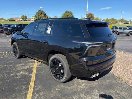 Mosaic Black Metallic 2027 Chevrolet Traverse RS