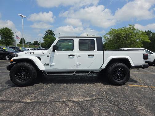 Bright White Clearcoat 2024 Jeep Gladiator Willys