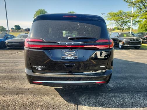 Diamond Black Crystal Pearlcoat 2027 Chrysler Pacifica L