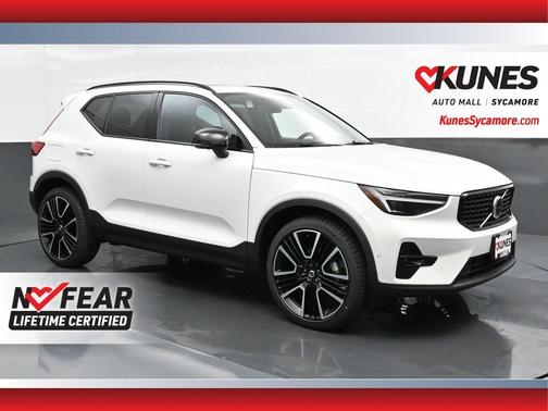 2025 Volvo XC40 B5 Plus Dark Theme