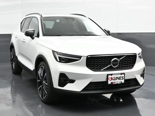 2025 Volvo XC40 B5 Plus Dark Theme