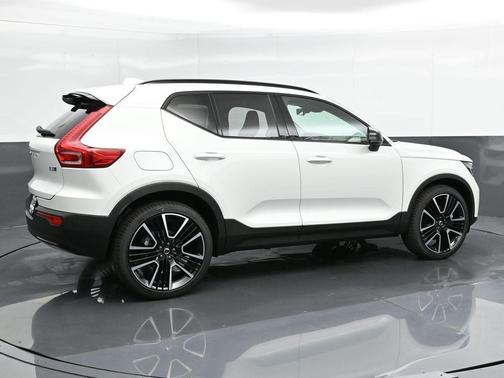 2025 Volvo XC40 B5 Plus Dark Theme