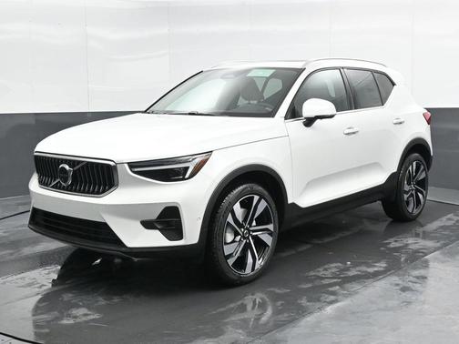 2025 Volvo XC40 B5 Plus Bright Theme