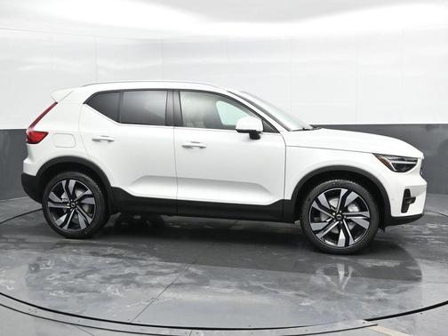2025 Volvo XC40 B5 Plus Bright Theme