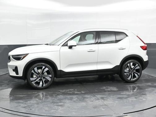 2025 Volvo XC40 B5 Plus Bright Theme