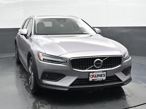 Aurora Blue 2026 Volvo V60 Cross Country B5 Plus