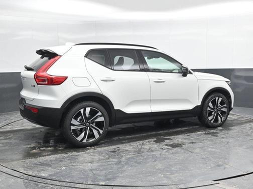 2026 Volvo XC40 B5 Ultra