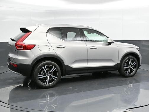 2025 Volvo XC40 B5 Core Bright Theme