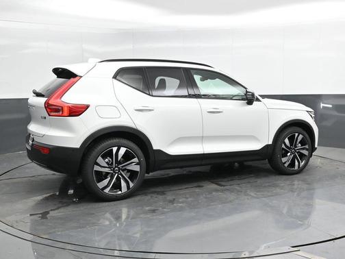 2025 Volvo XC40 B5 Plus Dark Theme