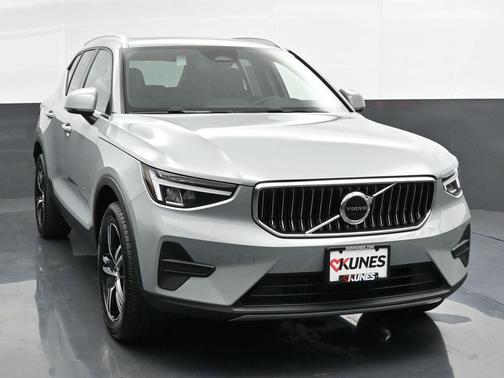 2025 Volvo XC40 B5 Core Bright Theme