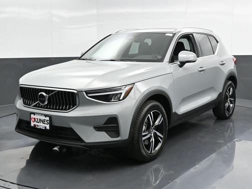 2025 Volvo XC40 B5 Core Bright Theme