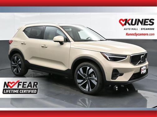 2025 Volvo XC40 B5 Plus Bright Theme