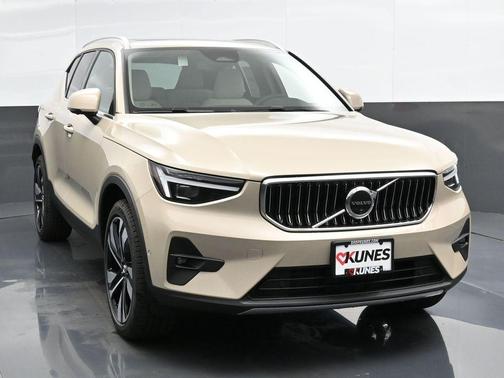 2025 Volvo XC40 B5 Plus Bright Theme