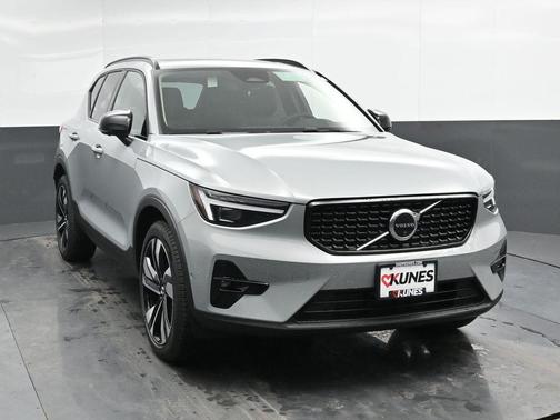 2025 Volvo XC40 B5 Ultra Dark Theme