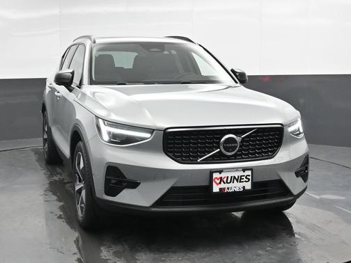 Vapour Gray Metallic 2026 Volvo XC40 B5 Plus