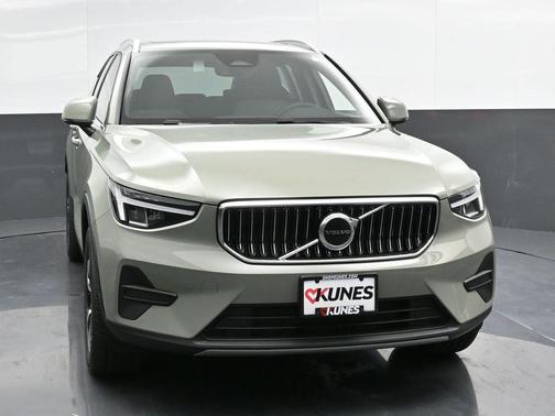 2025 Volvo XC40 B5 Core Bright Theme