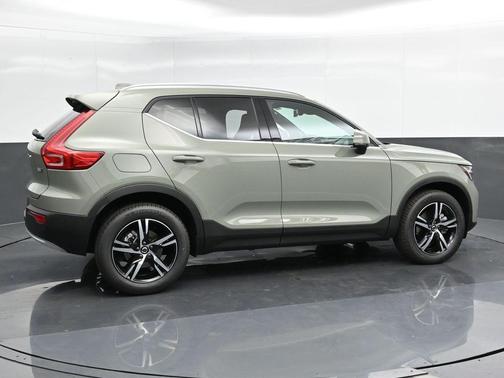 2025 Volvo XC40 B5 Core Bright Theme