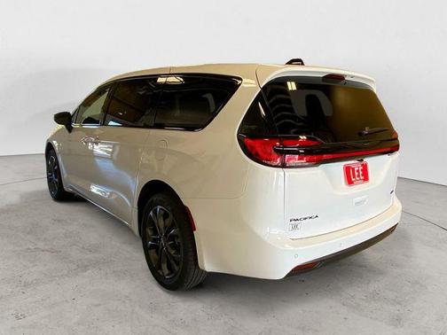 Bright White Clearcoat 2026 Chrysler Pacifica L
